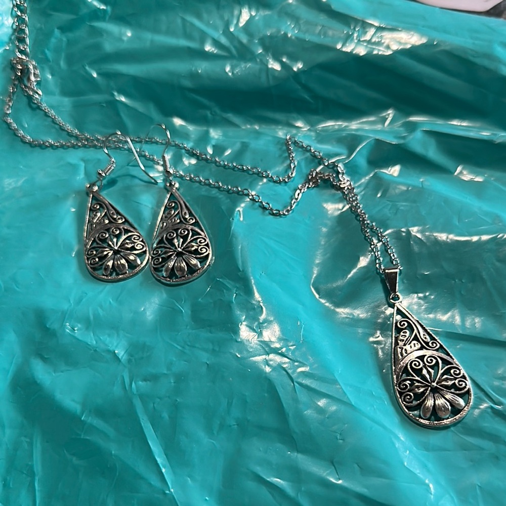 Elegant Silver Jewelry Set with Intricate Design